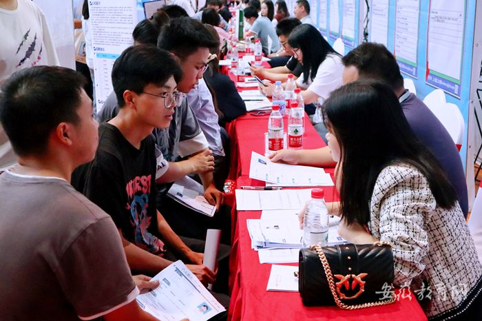 leyu乐鱼在线官网官方网站举办“百日冲刺促就业”2023届毕业生夏季双选会3.png