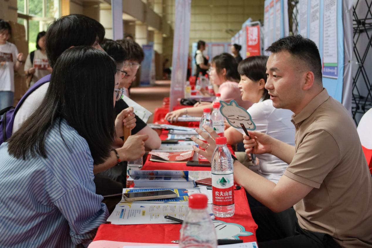 leyu乐鱼在线官网官方网站“百日冲刺促就业”2023届毕业生夏季双选会现场。leyu乐鱼在线官网官方网站供图